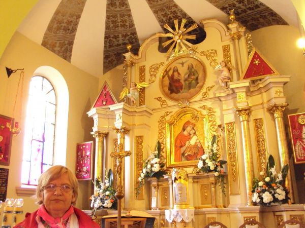 prezbiterium kościoła, w ołtarzu głównym widnieje obraz : malowane oblicze Matki Bożej Pięknej Miłości - 11 września 1999r. obraz został ozdobiony koronami pośw