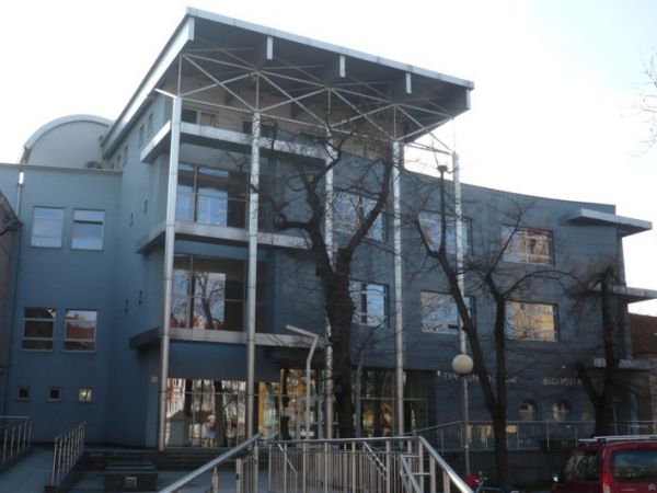 Ulica Raszkowska nowoczesny budynek Centralnej Biblioteki.