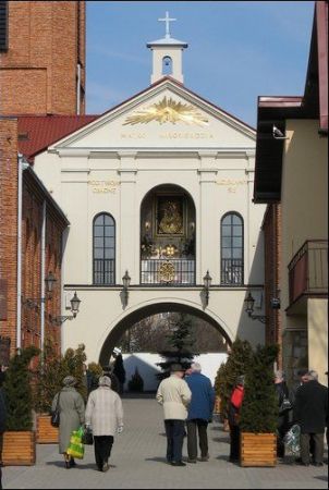 Ostra Brama w skarżyskim Sanktuarium jest wierną kopią Ostrej Bramy w Wilnie.