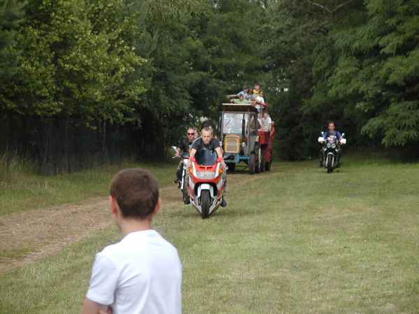 ... do tego w honorowej asyście motocyklistów.