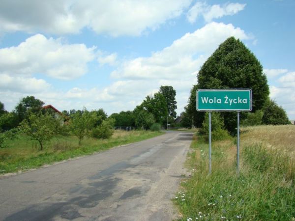 Wjazd do Woli Życkiej od strony Paprotni