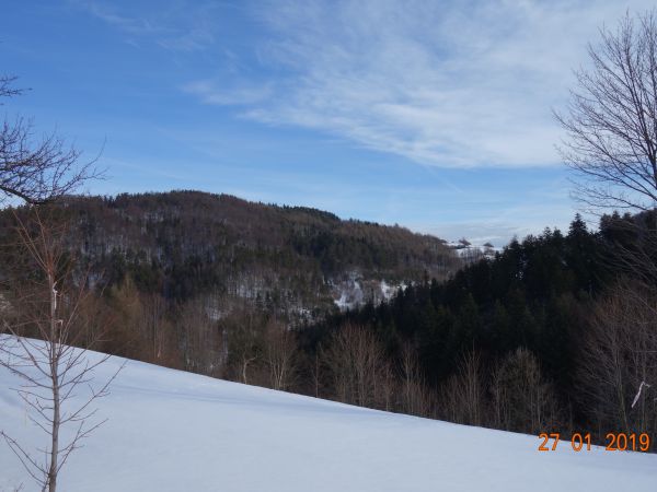 Kijowa Góra 612 m.n.p.m.Na szczycie góry znajdują się fortyfikacje ziemne z czasów I wojny światowej.Widok z Chodnikowa.