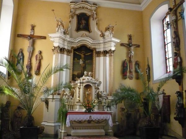 Ołtarz Serca Jezusowego po prawej stronie ,widoczne są  rzeźby
ludowego artysty Pawła Brylińskiego o  którym wspominałem
w galerii Gorzyc Wielkich.