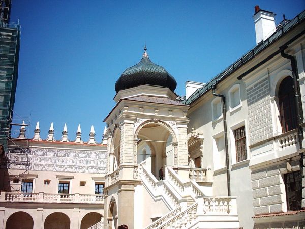 Jedna z najpiękniejszych rezydencji pałacowych w Polsce. Położona 10 km na południe od Przemyśla.  Zamek - pałac powstał w XVI wieku.  Przez kolejne lata rozbud