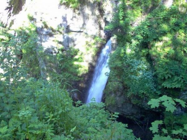 W Miedzygórzu (ok 5 km od Jaworka) jest malowniczy wodospad.