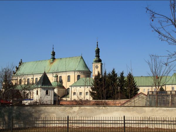 Bazylika Zwiastowania NMP w Leżajsku – wzniesiona w miejscu, gdzie według tradycji ukazała się w 1590 roku Tomaszowi Michałce Matka Boska. Sprawują nad nią opie