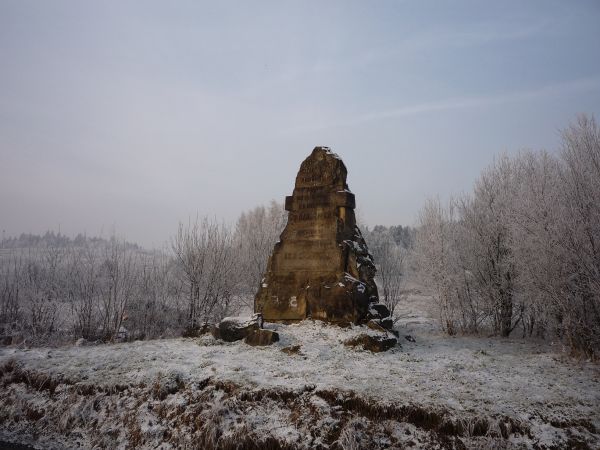Harbutowice. Obelisk na przełęczy Sanguszki zimą.