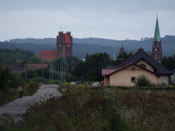 Widok na dwa najstarsze lęborskie kościoły z sąsiedniej Nowej Wsi Lęborskiej.