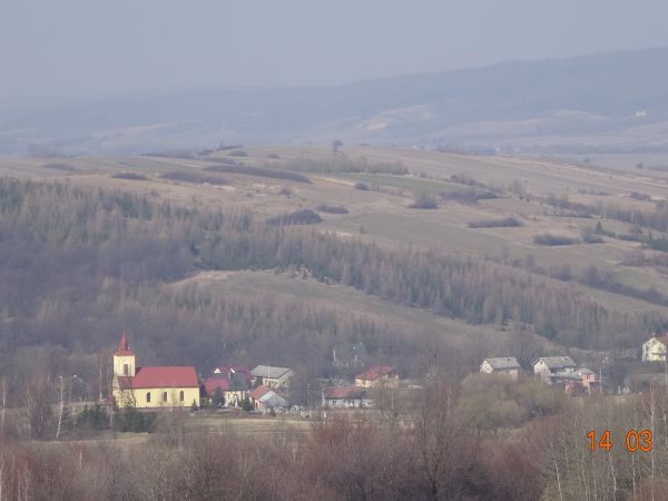 ze zbocza g. Finiów - ok. 400m npm widok na dolinę rzeki Sanoczek a za nią w oddali g. Patryja - 541m npm.