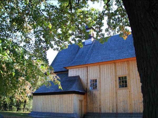 Dawny kościół rzymskokatolicki pw. Objawienia Pańskiego (Trzech Króli), zbudowany w 1754 r. Według tradycji kościół został zakupiony i przeniesiony z Narola.