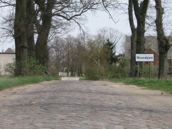 Jedyna, zabytkowa, brukowana droga w okolicy.