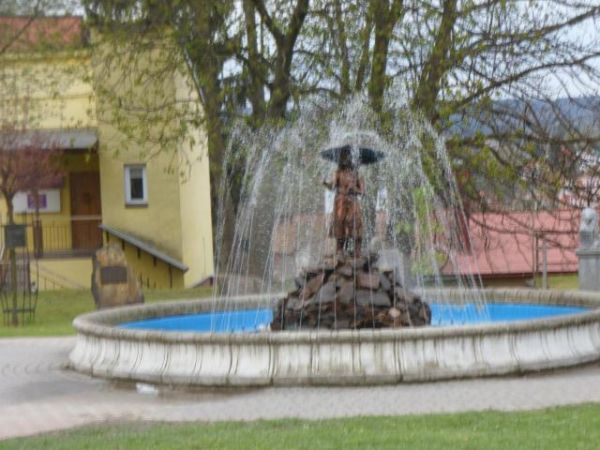 Plac Miast Partnerskich, tam fontanna "dziewczyna pod parasolem", dalej : symbole nawiązania współpracy z miastami partnerskimi w krajach Europy - tam nasadzone