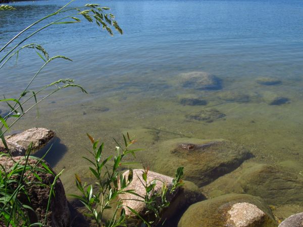 Głazy skalne na ujściu kanału Wdy z jeziora w Jeziornej przy plaży gminnej