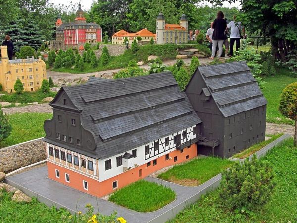 KOWARY - Park Miniatur Zabytków Dolnego Śląska - Muzeum Papiernictwa w Dusznikach Zdroju uznawany za unikatowy zabytek techniki młyn papierniczy powstał w prężn