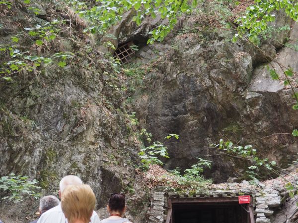 kolejka się ustawiła - a każdy z torbą, tornistrem czy plecakiem ale powiadają, że wszystkim starczy - jeno przetapiać trzeba...