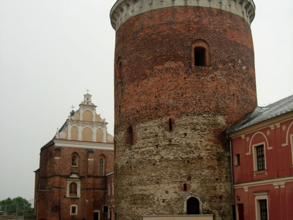 Dziedziniec zamkowy 2009 -  poznoromanska wieza zw. donzonem z pierwszej polowy  XIII w. i kaplica pw. Swietej trojcy z XIV wieku.