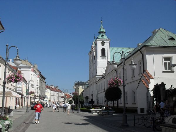 Ulica 3 Maja z kościołem św. Krzyża