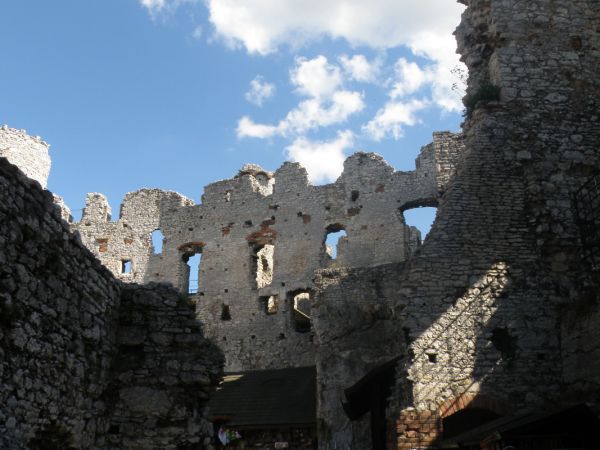 Zamek OGRODZIENIEC **** http://www.zamek-ogrodzieniec.pl/ **** http://zamki.net.pl/zamki/podzamcze/podzamcze.php **** Zamek Ogrodzieniec znajduje się w Podzamcz