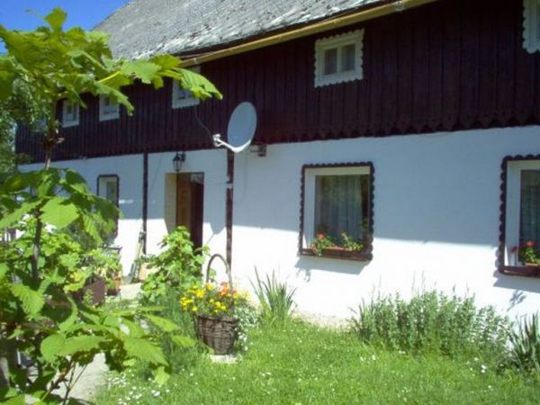 Niepozorny stary dom w małym Jaworku. Urok, którego trudno mu odmówić.