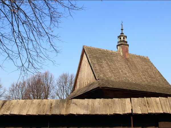 Drewniany kościół konstrukcji zrębowej pw. św. Sebastiana, wzniesiony w roku 1737. W roku 1980 był gruntownie odnawiany z całkowitą wymianą gontów.