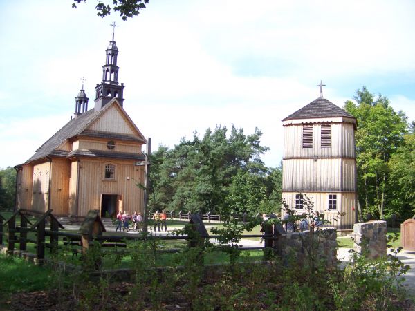 Zrekonstruowany zabytkowy kościółek.