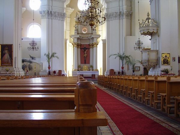 Kościóła św. Krzyża
Wnętrze kościoła miało układ centralny na rzucie ośmioboku wpisanego w prostokąt. Przestrzeń nawy wyznacza osiem masywnych filarów, z który