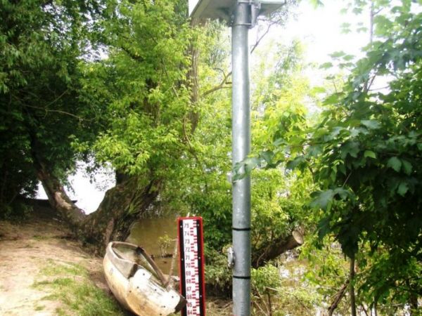 Kępa Polska. Wodowskaz na Wiśle. /po  powodzi z maja 2010 roku został podwyższony o 40 cm, do poziomu 760 cm/

Dane dla wodowskazu w Kępie Polskiej:
Najniższ