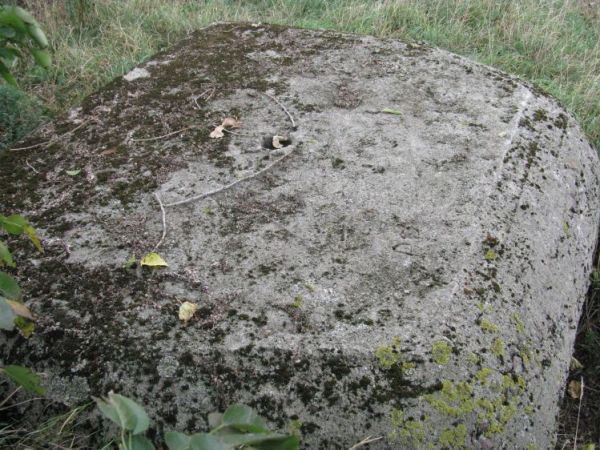 Strop Schronu nr 5. Armii "Poznań" z częściowo zachowanymi napisami, prawdopodobnie budowniczych obiektu.