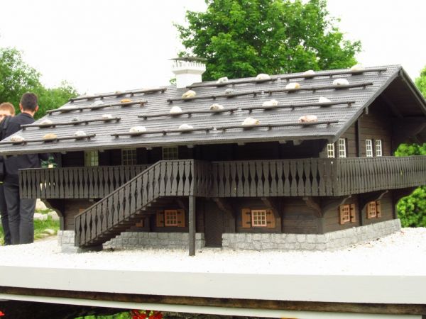 KOWARY - Park Miniatur Zabytków Dolnego Śląska - Jedyne, całkowicie drewniane schronisko w Sudetach, perła architektury szwajcarskiej tego rejonu. Wzniesiona po