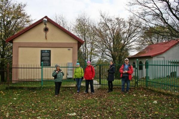 dwa ohele na kirkucie - a inaczej : dwa namioty na żydowskim cmentarzu,  namioty nad miejscami pochówków - mogiłami cadyków, więcej w innych opisach. Tablica na