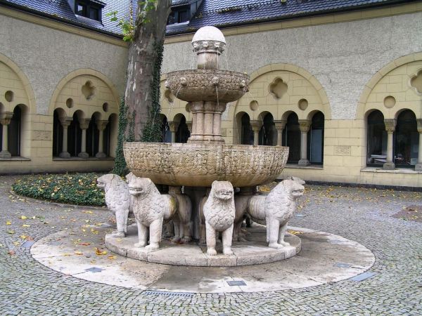 Zamek Cesarski - Fontanna Lwów wzorowana na podobnej w Alhambrze