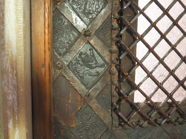 drzwi - n/z fragment, gotyckie, z 2 - giej połowy XVw., pokryte metalowymi polami w kształcie rombów, ukazującymi na przemian : Zwiastowanie NMP oraz symbole he