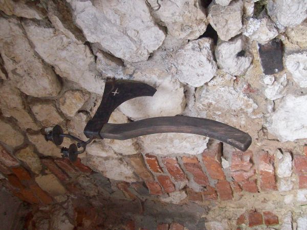 W 1352 r. Jan herbu Syrokomla kupił wzgórze Korzkiew, gdzie wybudował zamek, który pełnił funkcję obronną i mieszkalną rodu Zaklików do II połowy XV w.