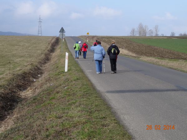 po prawej przysiółek Mroczkówki mieliśmy, a teraz do przysiółka Wygnanka zmierzamy, na razie przysiółek Równie - opuszczając... ruszyli "jak Tatar w Podole..."
