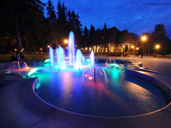 Wieczorny pokaz iluminacji przy fontannie w Parku Zdrojowym w Wysowej Zdrój.