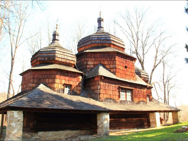 Drewniana cerkiew greckokatolicka pw. św. Dymitra w Piątkowej. Zbudowana przed 1732 rokiem. Świątynia w Piątkowej należy do nielicznych na terenie południowo-ws