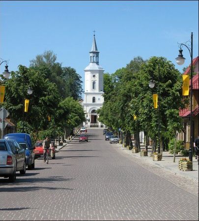 Kościół katolicki p.w. Świętej Trójcy zbudowany w latach 1861 - 1865 z wieżą dobudowaną w 1901 r.