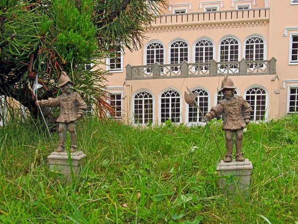 KOWARY - Park Miniatur Zabytków Dolnego Śląska - Pałac w Mysłakowicach wybudowany został w największej wsi Kotliny Jeleniogórskiej, na życzenie króla Prus w XIX