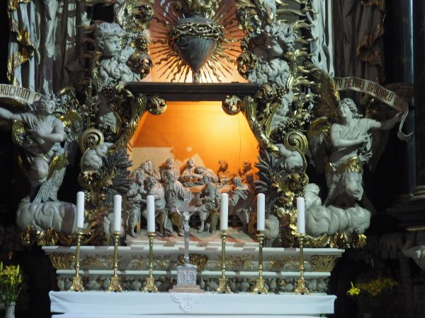 "Ostatnia Wieczerza" - w ołtarzu głównym Kaplicy Serca Jezusowego. Pośrodku  - od przodu stołu : przedstawienie Judasza, który trzyma w swym ręku opartą na  kol