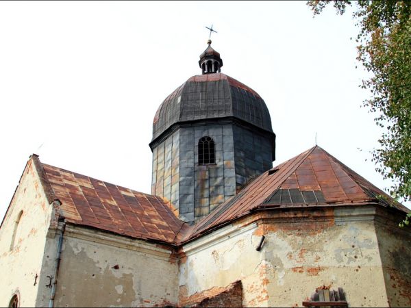 Murowana cerkiew greckokatolicka pw. św. Onufrego z 1809 roku, od 1947 r. nieużytkowana.