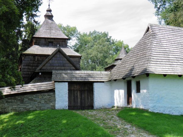 Cerkiew p.w. św. Paraskewy w Radrużu  ,  drewniana , wybudowana przez zawodowych cieśli w XVI wieku , przetrwała do naszych czasów w stanie bardzo dobrym.