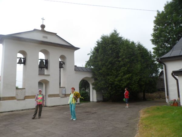 przy dzwonnicy i bramce na cmentarz - tam niegdyś przy murach okalających kościół odbywały się pochówki a kondukty pogrzebowe z trumną zmarłego przybywały częst