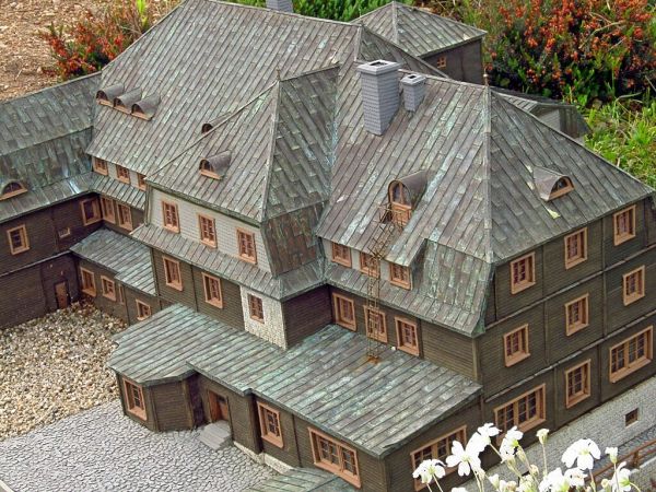 KOWARY - Park Miniatur Zabytków Dolnego Śląska - Strzecha Akademicka, drugie co do wielkości schronisko w Karkonoszach, wybudowane zostało w 1886 roku jako past