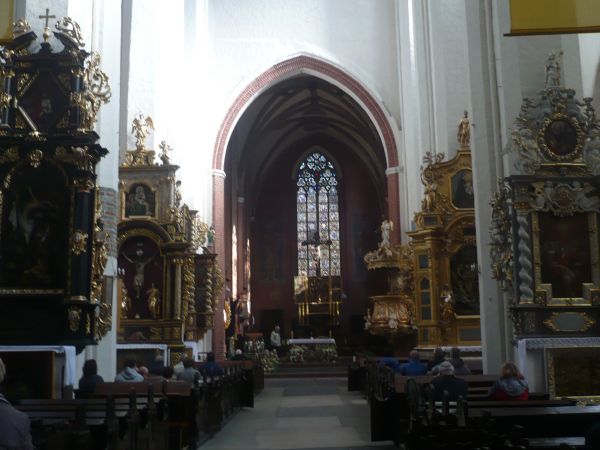 Widok kościoła w kierunku  ołtarz  głównego