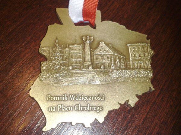 Pomnik Wdzięczności na Placu Chrobrego - na medalu z okazji "Biegu Niepodległości"