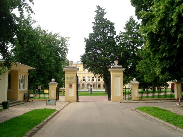 Brama wejsciowa do parku i palacu ksiazat Czartoryskich