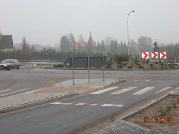 Rondo i kościół w Czarnej Dabrowce