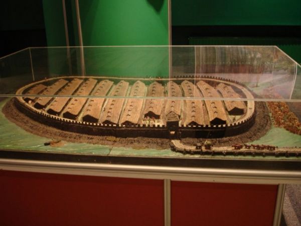 "Biskupin - najbardziej znany w Europie Środkowej rezerwat archeologiczny.
Drewniane osiedle sprzed 2700 lat
http://www.biskupin.pl/index.php
