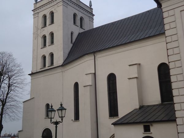 Kościół farny pw. św. Jadwigi Śląskiej - widok na wieżę od poł.-wsch.