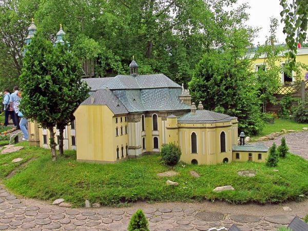 KOWARY - Park Miniatur Zabytków Dolnego Śląska - Kościół NMP w Krzeszowie jest jednym z największych i najpiękniejszych kościołów barokowych w Europie.